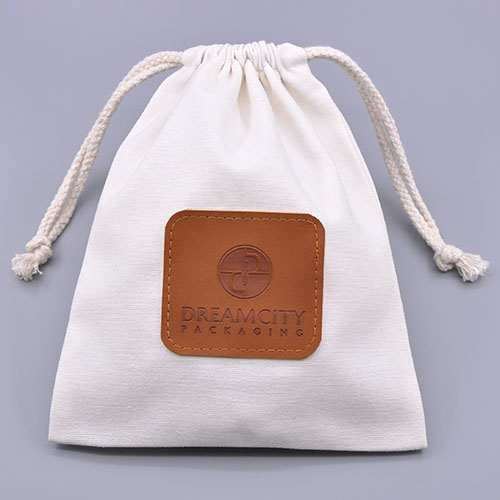 Bolsa con cordón de algodón de marca con logotipo grabado