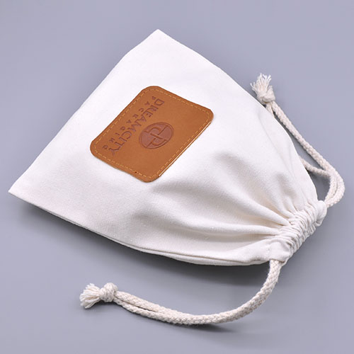 Markenbeutel aus Baumwolle mit Kordelzug und geprägtem Logo