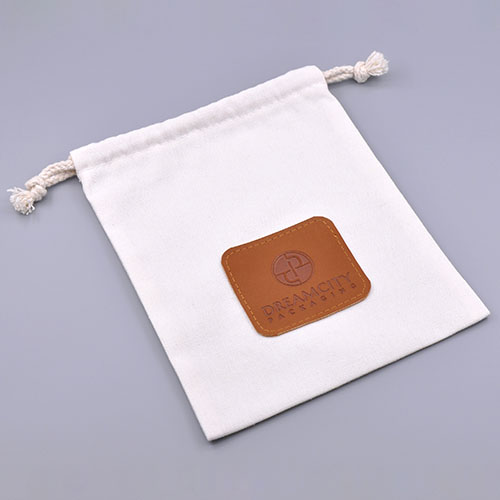 Markenbeutel aus Baumwolle mit Kordelzug und geprägtem Logo