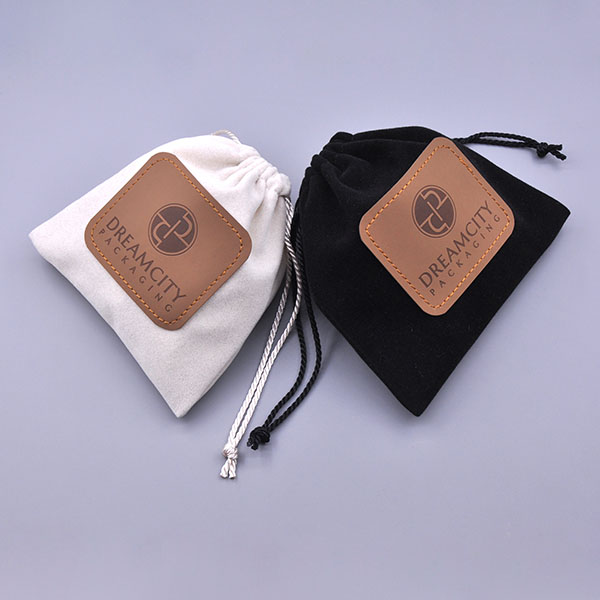 Bolsa de veludo de marca com cordão e logo gravado