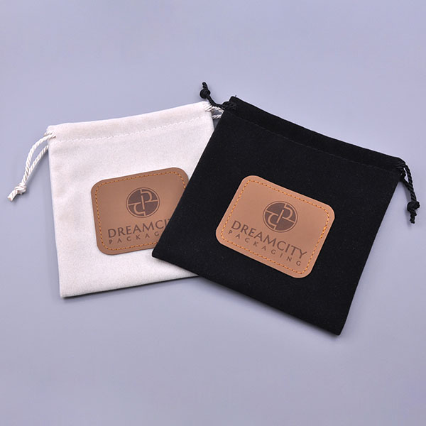 Bolsa de terciopelo de marca con cordón y logo grabado
