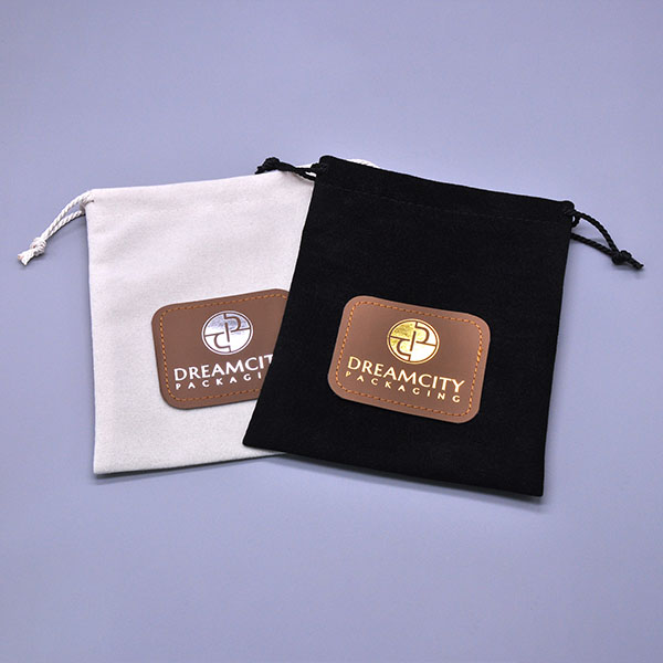 ブランドのロゴが刻印されたベルベットの巾着バッグ