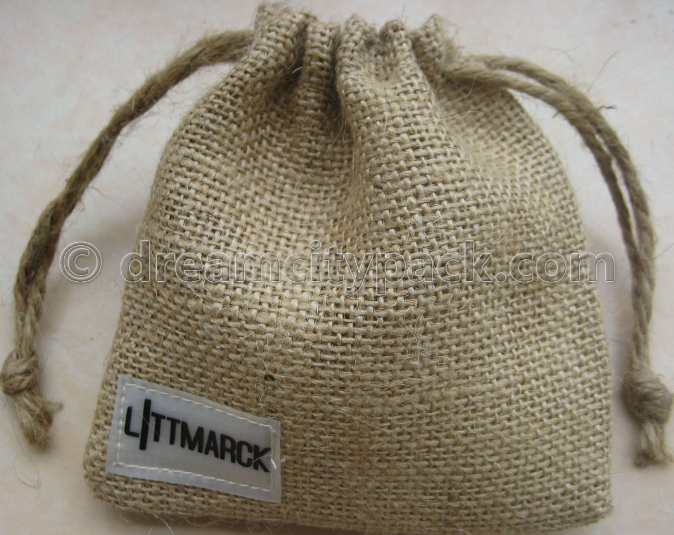 Bolsas de regalo pequeñas de arpillera con cordón etiquetas y