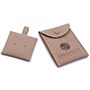 Saquinhos para joias de couro microfibra com reforço com botão de pressão e logotipo gravado, com almofada de inserção.