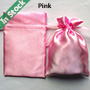 Commerce de gros de sacs à cordon en soie satinée en stock, rose